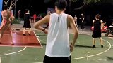 当球场被大妈们占领时，小伙只好身入曹营，无奈的跳起广场舞！