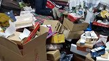 快递大盗偷几十次 200多件堆房间里爆仓 零食鞋包应有尽有