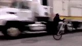 极限-14年-不要命 自行车单轮骑行者在马路死亡穿插-新闻