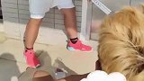 男子脚受伤了，同学在旁边当保镖