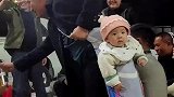 男子带宝宝招待客人喝酒，宝宝不哭不闹太可爱了