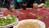 农村大席上的热闹画面，酒店见不到这样热闹的场面！