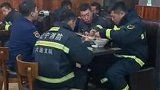 辽宁大连：凌晨一点半，打烊面馆为一群消防员重新和面开火