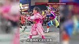 气场十足！7岁女孩表演英歌舞掉鞋不掉队，毫不慌乱接着跳，父亲回应