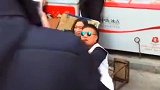 搞笑视频 小车把小伙和妹子撞到一起了, 这结局太意外了!