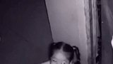 留守女孩在家对着监控喊话爸爸：我想你了 你能不能回来接我泪目 留守儿童