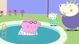 小猪佩奇：猪爸爸走路不看着，结果掉进了水池，这就尴尬了