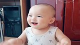 姐姐在逗弟弟在笑，岁月如此静好，家有双宝！