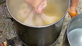 名吃白切鸡，制作方法非常简单，只需反复几个步骤就可以了！