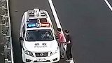 孩子摔跤头部出血，家长高速路上紧急求助交警，警车秒变救护车，晚高峰车流中开出一条生命通道，及时送医。为交警点赞！