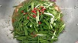 美食分享，小男孩制作洋葱炒河虾，野外制作更是原汁原味呀