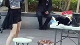 保安大哥看到小妮子跳舞，尴尬的直喝水
