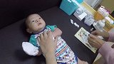 宝宝满月，第一次打预防针，宝宝表示以后再也不要来这里