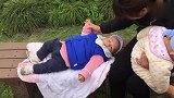 外婆一手抱着小孙子，另一手哄着大孙子笑真的是太温馨了