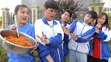搞笑剧：学生去老师家蹭饭，学霸被批评学渣被表扬，什么情况？