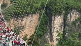 玻璃桥每天都是这么多人