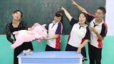 老师让同学说绕口令，没想女同学轻松完成赢得白龙马，太有趣了