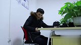 小伙吃泡面，老婆担心没营养，深夜给他送来泡面伴侣