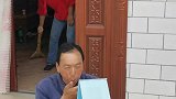 老汉咋还开始臭美起来了