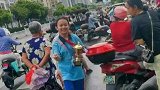 广西北海：放暑假啦，学生收获满满，女儿自豪地向爸爸展示奖励