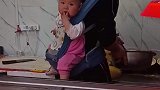 买凉菜老板背着娃娃做生意