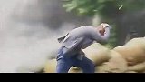 光头男越狱逃跑，飞檐走壁如履平地，这功夫可不一般