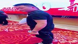 断臂妹子和大哥哥一起拥抱，这就是人间的大爱，让人感慨