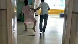 院长记录孩子做完手术的样子，网友：第一眼以为产妇生完孩子出院了