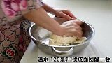 奶奶在家用烤箱做“酥饼”，越嚼越香，搭配玉子豆腐金针菇