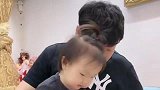 两岁宝宝：你敢抢我吃的，信不信我扎你的心，爸爸是真的扎心了