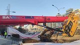 北京一商场门口发生吊车侧翻事故 倒地的吊臂距商场仅一米