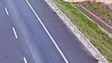 山东烟台：高速突发自燃 路过大货车司机纷纷出手相救