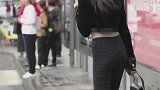 漂亮的姑娘也挤公交车了