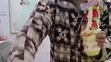 丈夫高高兴兴的买来草莓塔