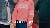 霸气十足！张雨绮素颜现身对镜比V，橙色羽绒服超抢镜