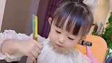 小萝莉自己乖乖的吃饺子，筷子用的真好