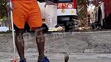 小伙子竟然这样抓蛇