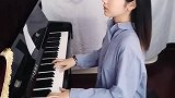 小姐姐弹奏钢琴的样子，看着真可爱