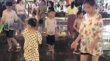 看给孩子渴的，都要喝去和广场的水