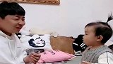爸爸看着小情人吃饭，不料下一秒直接笑喷了，萌娃太可爱了