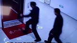 好险差点和领导打照面，电梯按钮都要杵冒烟了吧