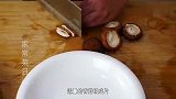 香菇炖豆腐越炖越入味，出锅香气四溢，看完又学会一道特色菜