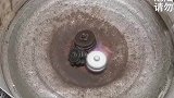 陀螺旋转燃起火花，有点像特效