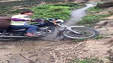 这个农村女人厉害了，在这种路上骑摩托车，还想给车掉头！
