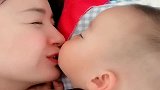 快睡着得按着我亲几口，宝宝的爱其实才是无私的，全都给了你！