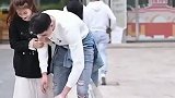 记住出门一定要帮女朋友背包！