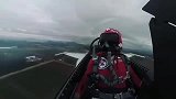 飞行员：有架F16在我旁边倒着飞