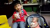 两个月的妹妹看到哥哥吃面包就在旁边吧唧嘴,亲爱的你是有多馋啊