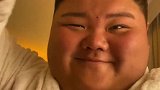 这样的小伙简直是个天才，可以长成这个样子，看起来好逗！