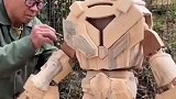 爷爷利用榫卯工艺为孙子制作玩具